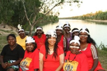 Shellie Morris and Yanyuwa Songwomen on riverbank - websize__uig_3-2_700x467-customname=uig700x467