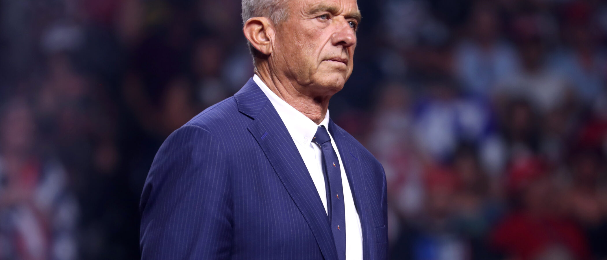 Robert F. Kennedy, Jr. speaking with attendees at an Arizona for Trump rally at Desert Diamond Arena in Glendale, Arizona / Gage Skidmore, flickr