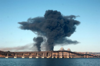 Chevron-Richmond-refinery-fire-bridge-in-foreground-080612-by-Harrison-Chastang