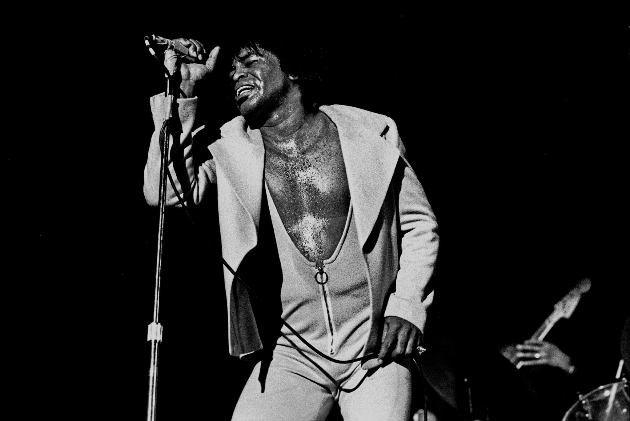 Браун певец. James Brown. James Brown в молодости. Джеймс Браун 1973. Джеймс Браун на сцене молодости.