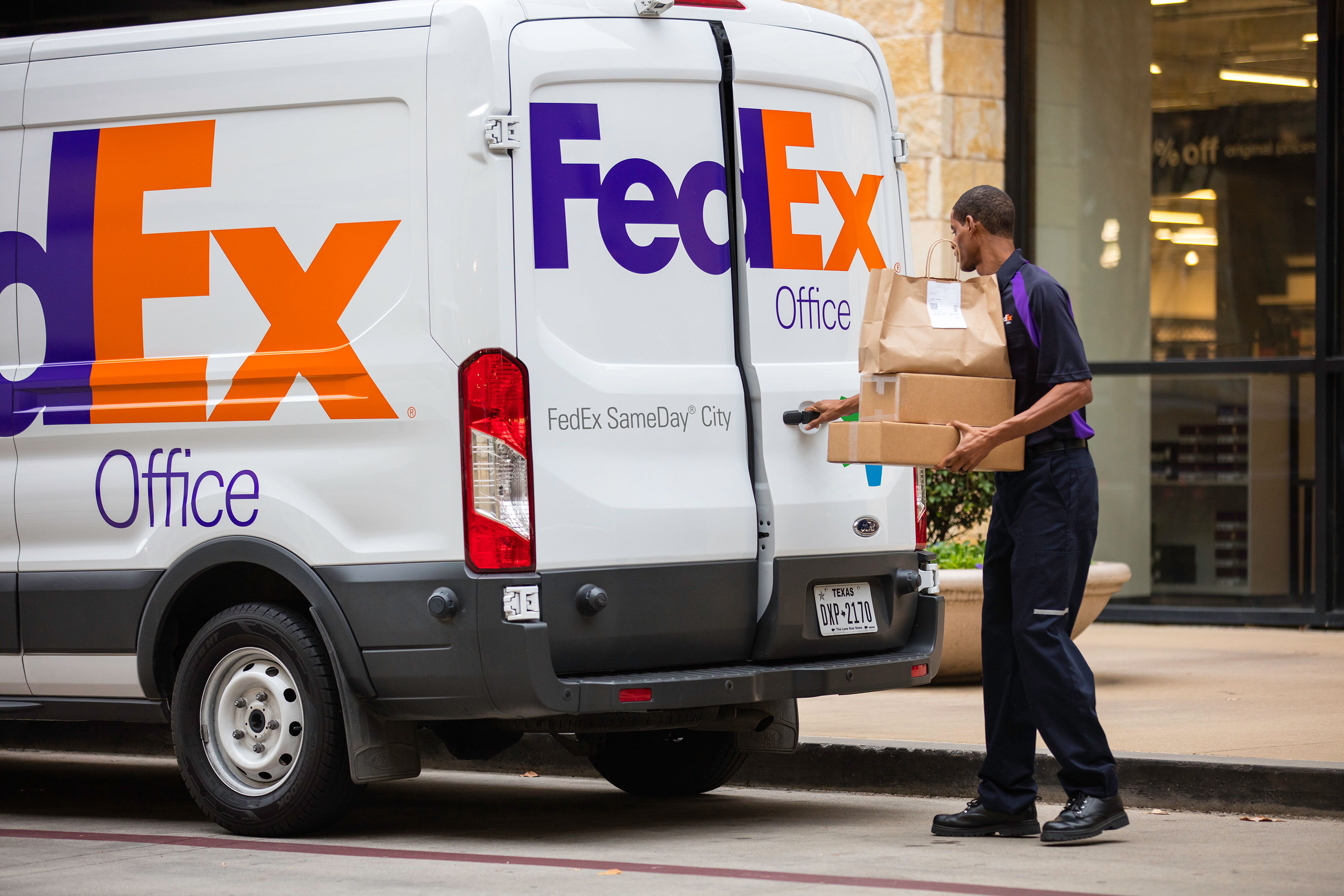 FedEx-worker.jpg