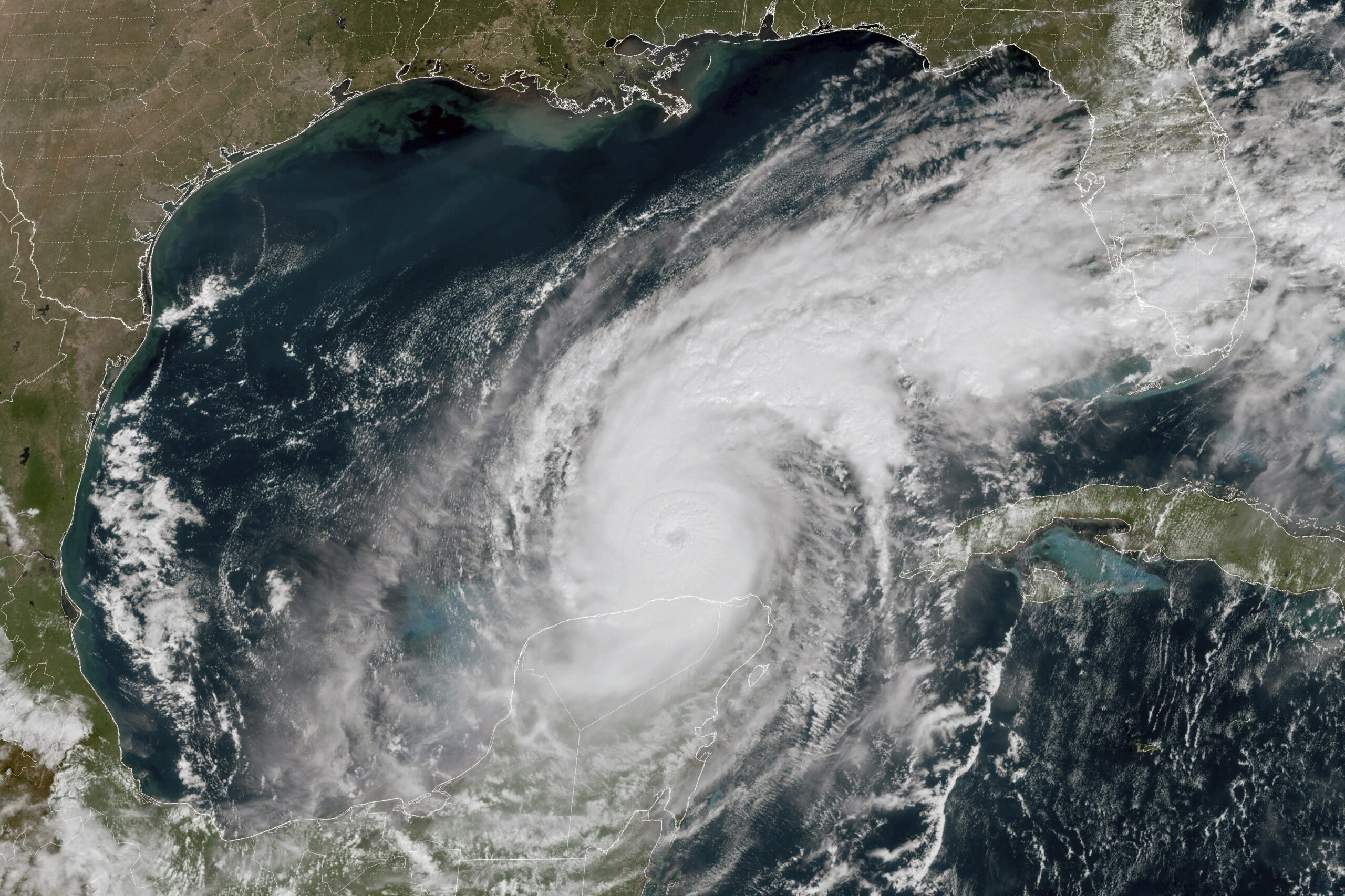 Esta imagen satelital GOES-16 GeoColor tomada a las 12:15 p.m (hora del Este) y proporcionada por la Oficina Nacional de Administración Oceánica y Atmosférica de Estados Unidos (NOAA por sus siglas en inglés) muestra al huracán Milton en el Golfo de México, frente a la costa de la península de Yucatán, México, el martes 8 de octubre de 2024. (NOAA vía AP) hurricane milton gulf of mexico