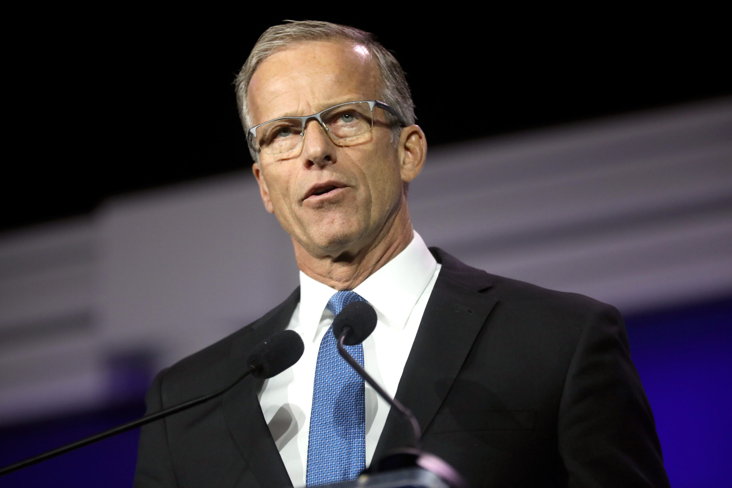 U.S. Senator John Thune speaking with attendees at the Republican Jewish Coalition's 2023 Annual Leadership Summit at the Venetian Convention & Expo Center in Las Vegas, Nevada. / Gage Skidmore, flikr